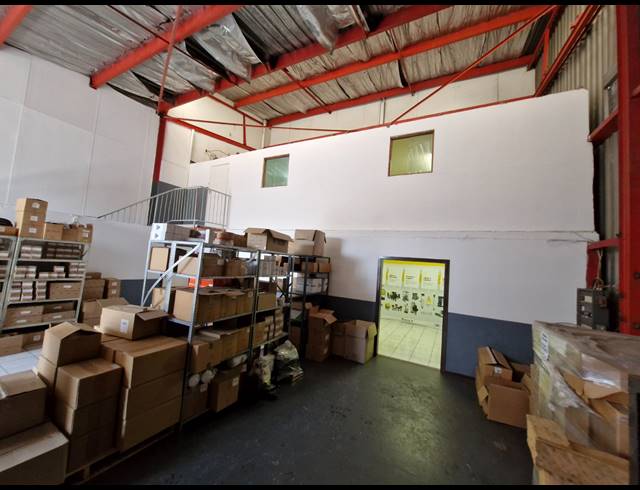 192M² WAREHOUSE TO LET IN JET PARK